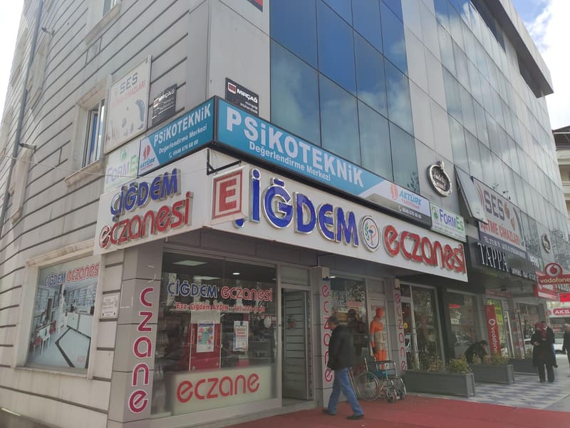 Merkezimizin bulunduğu bina: Çömlekci İş Merkezi girişi ve Aktürk Psikoteknik tabelası
